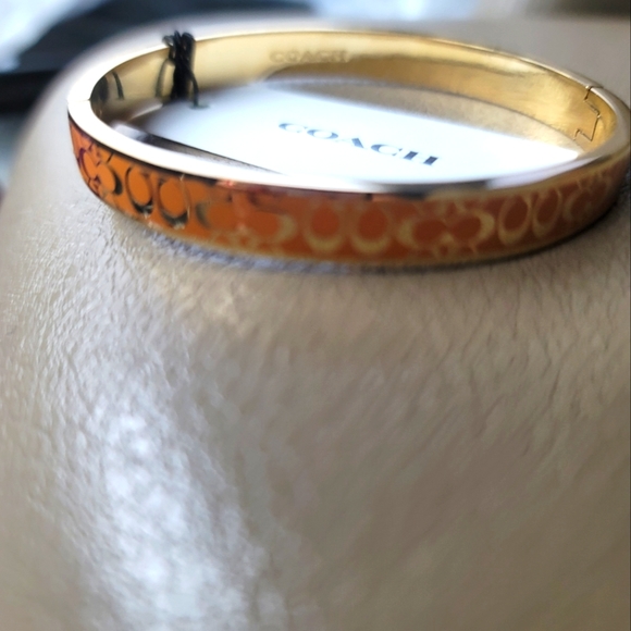 AUTHENTIC 100% COACH Women's C Logo Hinged Bangle Bracelet Tan  NWT - Picture 2 of 11